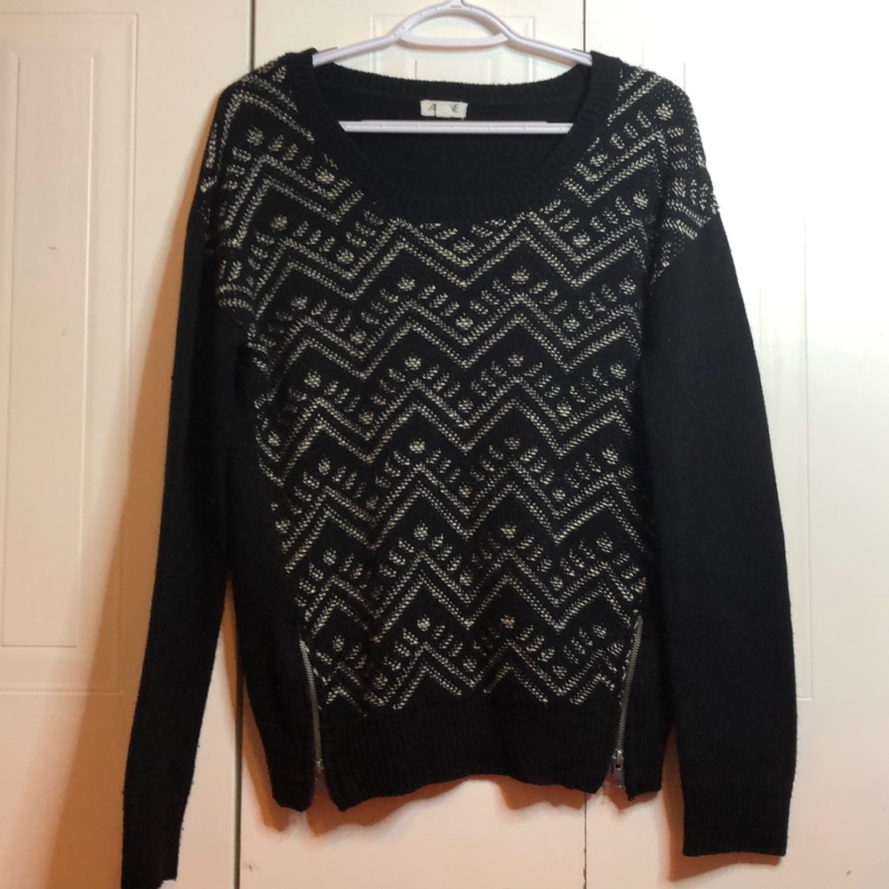 ARDENE BLACK & WHITE SWEATER WITH ZIPPERS